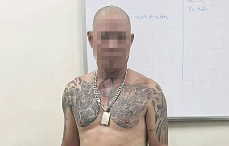 Bắt kẻ cho vay nặng lãi, phát hiện nhiều sổ ghi nợ, súng và mã tấu- Ảnh 2. Bắt kẻ cho vay nặng lãi, phát hiện nhiều sổ ghi nợ, súng và mã tấu- Ảnh 2.