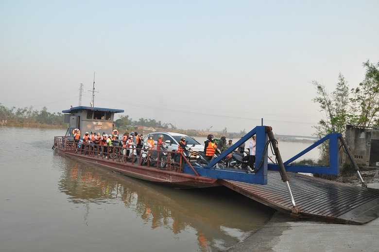 Hải Dương tăng cường bảo đảm ATGT cho học sinh tại bến đ&ograve;, ph&agrave;- Ảnh 2.