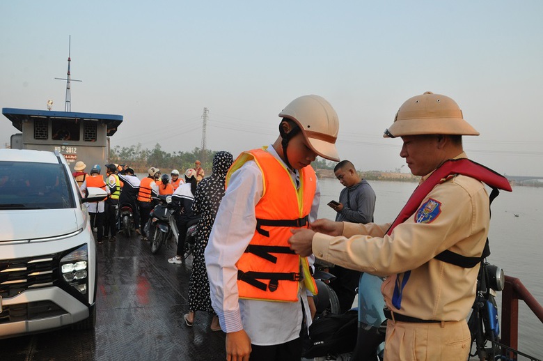 Hải Dương tăng cường bảo đảm ATGT cho học sinh tại bến đ&ograve;, ph&agrave;- Ảnh 1.