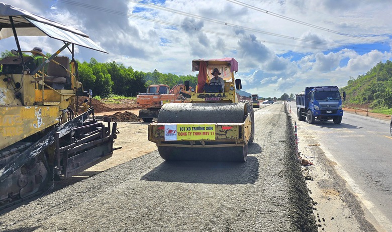 Lo chậm tiến độ cao tốc H&ograve;a Li&ecirc;n - T&uacute;y Loan do thiếu đ&aacute;, vướng mặt bằng- Ảnh 1.