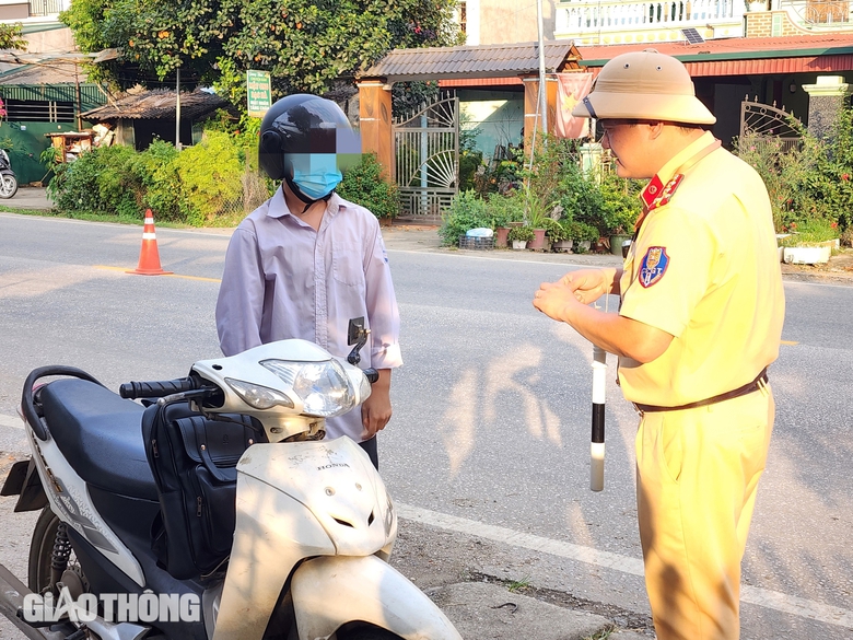 Tuyên Quang: Học sinh nghiêm chỉnh chấp hành sau nhiều lần CSGT kiểm tra, xử lý- Ảnh 4. Tuyên Quang: Học sinh nghiêm chỉnh chấp hành sau nhiều lần CSGT kiểm tra, xử lý- Ảnh 4.