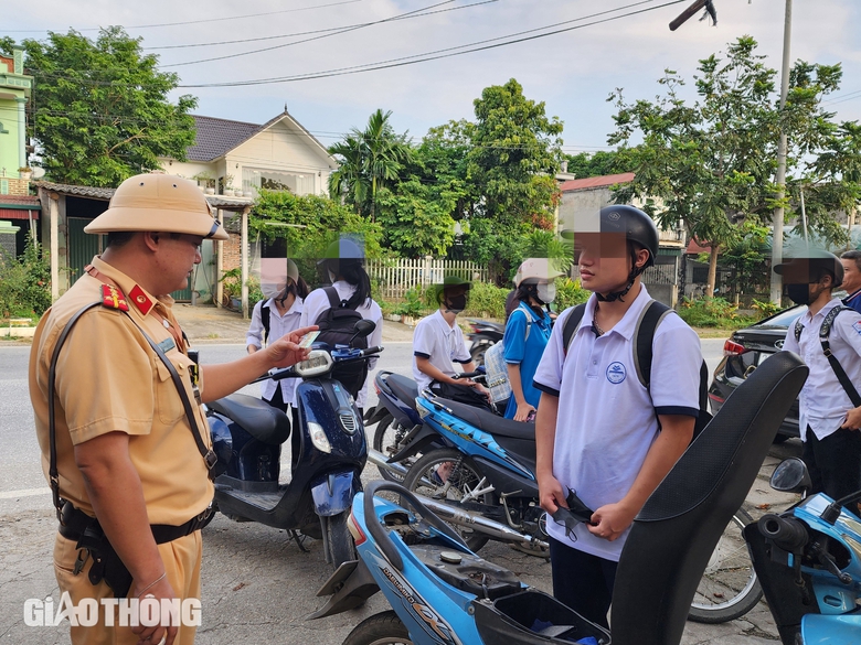 Tuyên Quang: Học sinh nghiêm chỉnh chấp hành sau nhiều lần CSGT kiểm tra, xử lý- Ảnh 3. Tuyên Quang: Học sinh nghiêm chỉnh chấp hành sau nhiều lần CSGT kiểm tra, xử lý- Ảnh 3.