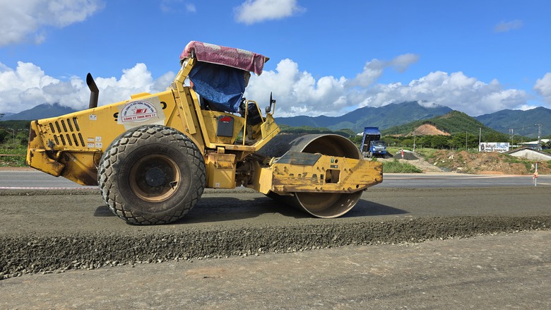 Lo chậm tiến độ cao tốc H&ograve;a Li&ecirc;n - T&uacute;y Loan do thiếu đ&aacute;, vướng mặt bằng- Ảnh 5.