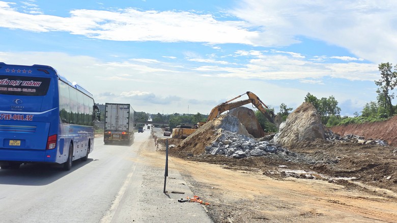 Lo chậm tiến độ cao tốc H&ograve;a Li&ecirc;n - T&uacute;y Loan do thiếu đ&aacute;, vướng mặt bằng- Ảnh 6.