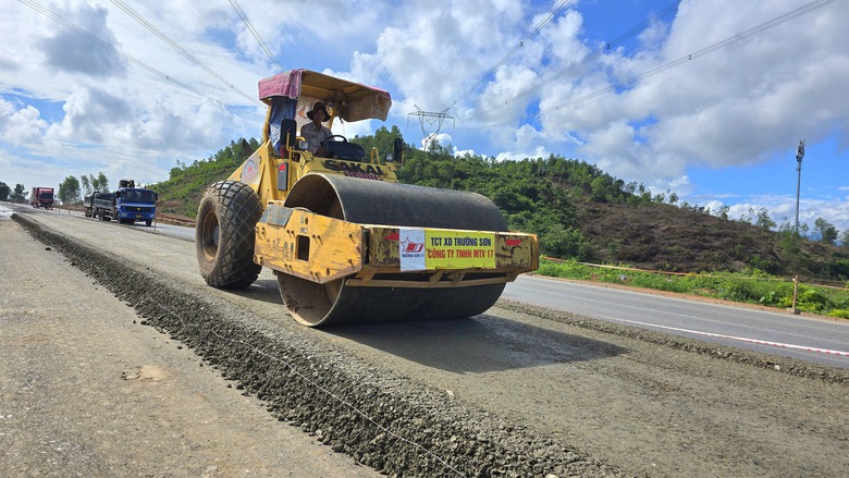 Lo chậm tiến độ cao tốc H&ograve;a Li&ecirc;n - T&uacute;y Loan do thiếu đ&aacute;, vướng mặt bằng- Ảnh 12.