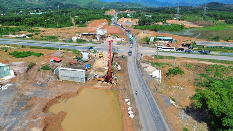 Lo chậm tiến độ cao tốc H&ograve;a Li&ecirc;n - T&uacute;y Loan do thiếu đ&aacute;, vướng mặt bằng- Ảnh 10.