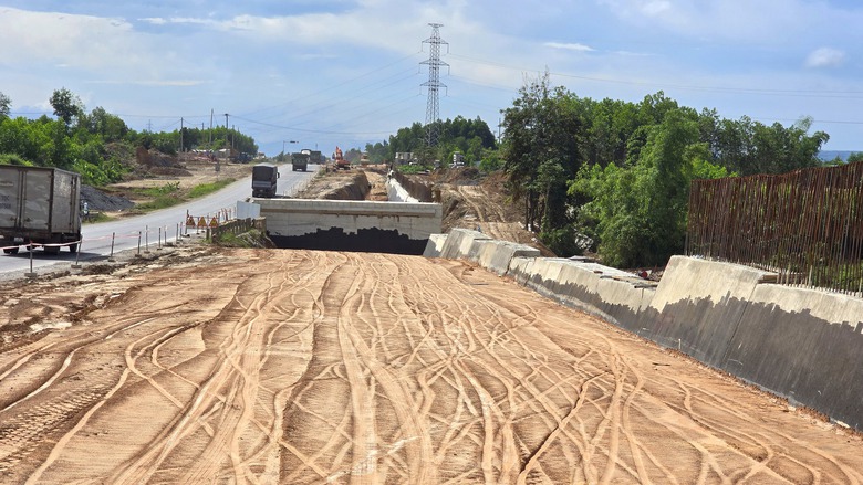 Lo chậm tiến độ cao tốc H&ograve;a Li&ecirc;n - T&uacute;y Loan do thiếu đ&aacute;, vướng mặt bằng- Ảnh 7.
