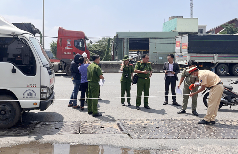 Dựng lại hiện trường vụ xe tải t&ocirc;ng chết người tr&ecirc;n QL51 x&ocirc;n xao dư luận- Ảnh 1.