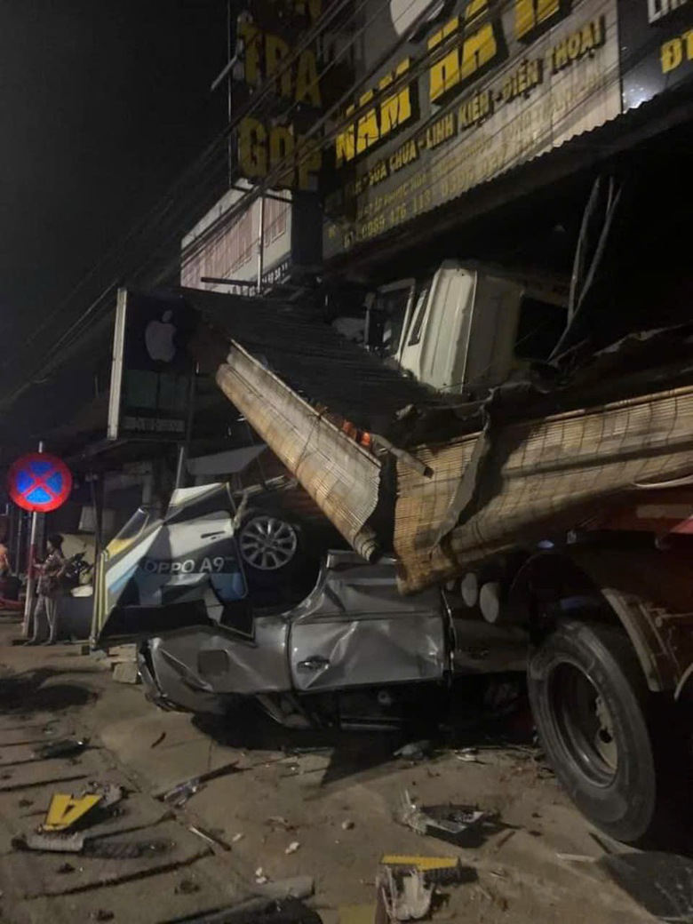 Xe 7 chỗ bẹp d&uacute;m, cửa bốn nh&agrave; d&acirc;n ven QL51 hư hỏng sau vụ tai nạn l&uacute;c rạng s&aacute;ng- Ảnh 5.