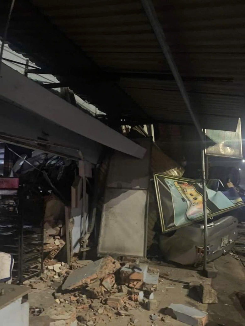 Xe 7 chỗ bẹp d&uacute;m, cửa bốn nh&agrave; d&acirc;n ven QL51 hư hỏng sau vụ tai nạn l&uacute;c rạng s&aacute;ng- Ảnh 1.