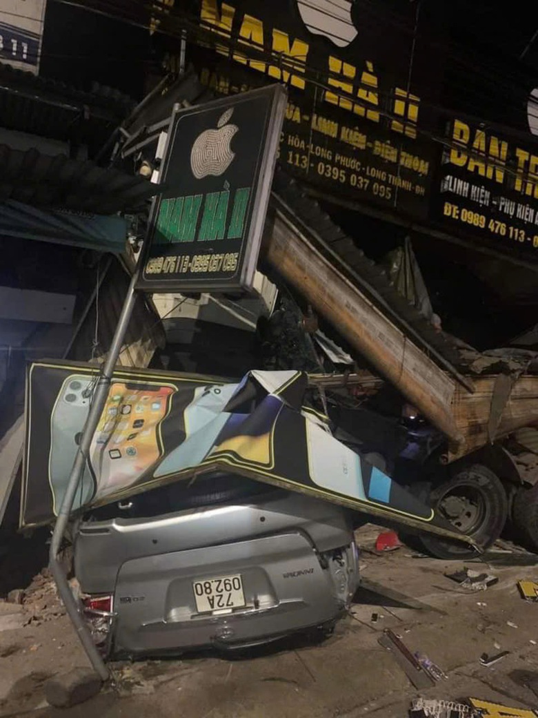 Xe 7 chỗ bẹp d&uacute;m, cửa bốn nh&agrave; d&acirc;n ven QL51 hư hỏng sau vụ tai nạn l&uacute;c rạng s&aacute;ng- Ảnh 6.