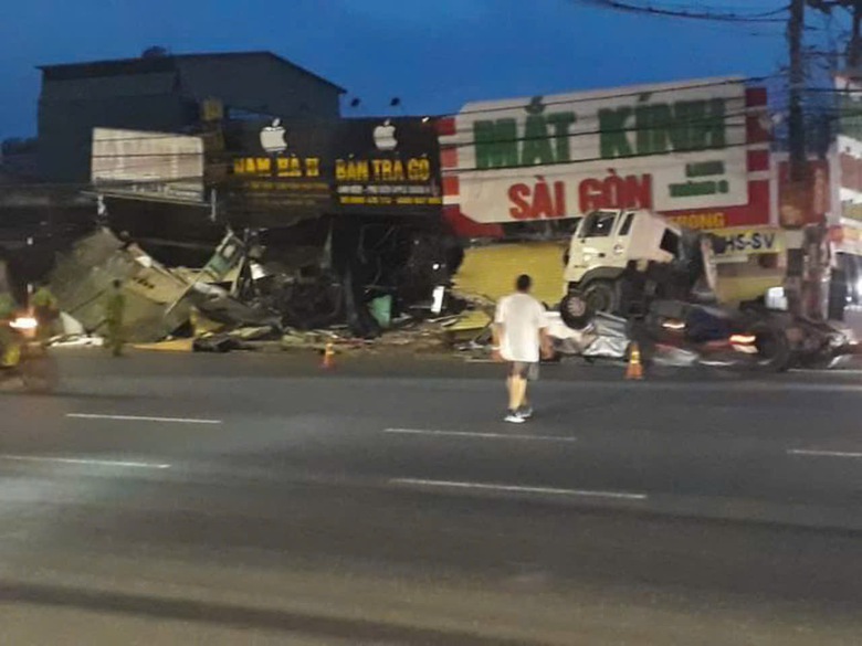 Xe 7 chỗ bẹp d&uacute;m, cửa bốn nh&agrave; d&acirc;n ven QL51 hư hỏng sau vụ tai nạn l&uacute;c rạng s&aacute;ng- Ảnh 2.