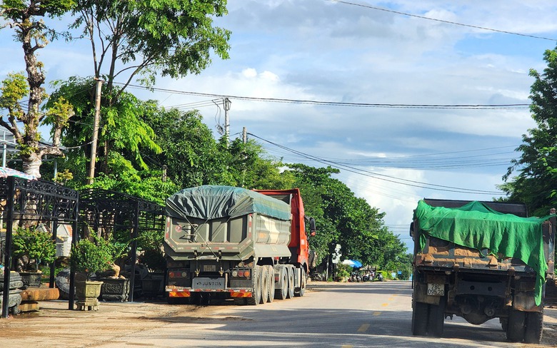 Theo dấu đo&agrave;n xe chở c&aacute;t qu&aacute; tải hơn 400% hoạt động li&ecirc;n tỉnh