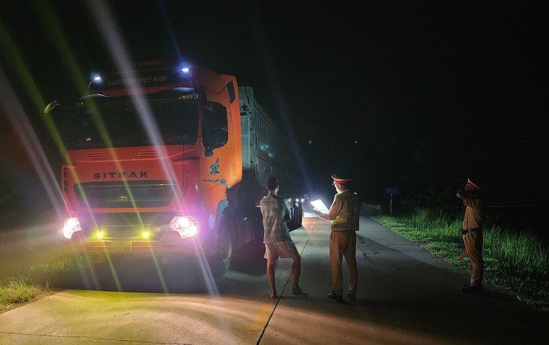 Đo&agrave;n xe qu&aacute; tải hơn 400%: H&agrave;nh tr&igrave;nh 100km b&aacute;m theo xe c&aacute;t lậu- Ảnh 3.