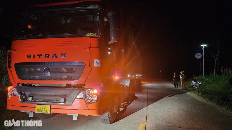 Đo&agrave;n xe qu&aacute; tải hơn 400%: H&agrave;nh tr&igrave;nh 100km b&aacute;m theo xe c&aacute;t lậu- Ảnh 4.