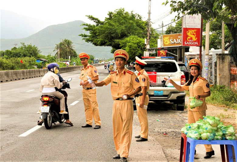 Lặng lẽ nữ thiếu t&aacute; CSGT mỗi ng&agrave;y đi xe bu&yacute;t vượt 70km đến nơi l&agrave;m việc- Ảnh 3.