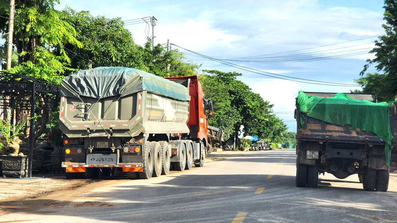 Theo dấu đo&agrave;n xe chở c&aacute;t qu&aacute; tải hơn 400% hoạt động li&ecirc;n tỉnh- Ảnh 3.