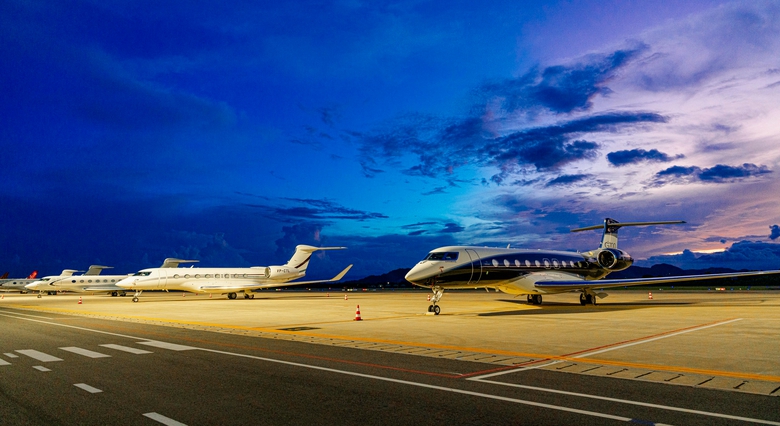 Cận cảnh loạt m&aacute;y bay si&ecirc;u sang chở 50 tỷ ph&uacute; thế giới vừa đ&aacute;p xuống s&acirc;n bay Đ&agrave; Nẵng- Ảnh 5.