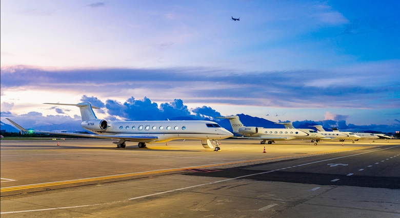 Cận cảnh loạt m&aacute;y bay si&ecirc;u sang chở 50 tỷ ph&uacute; thế giới vừa đ&aacute;p xuống s&acirc;n bay Đ&agrave; Nẵng- Ảnh 10.