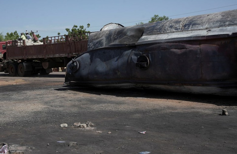 Khoảnh khắc xe bồn tại Nigeria ch&aacute;y rừng rực, &iacute;t nhất 147 người thiệt mạng- Ảnh 2.