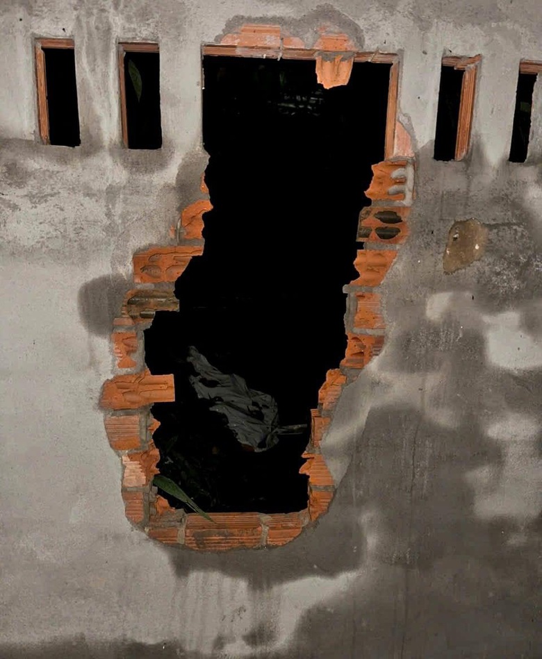 T&aacute;o tợn đục tường v&agrave;o nh&agrave; trộm tiền v&agrave;ng trong k&eacute;t sắt- Ảnh 1.