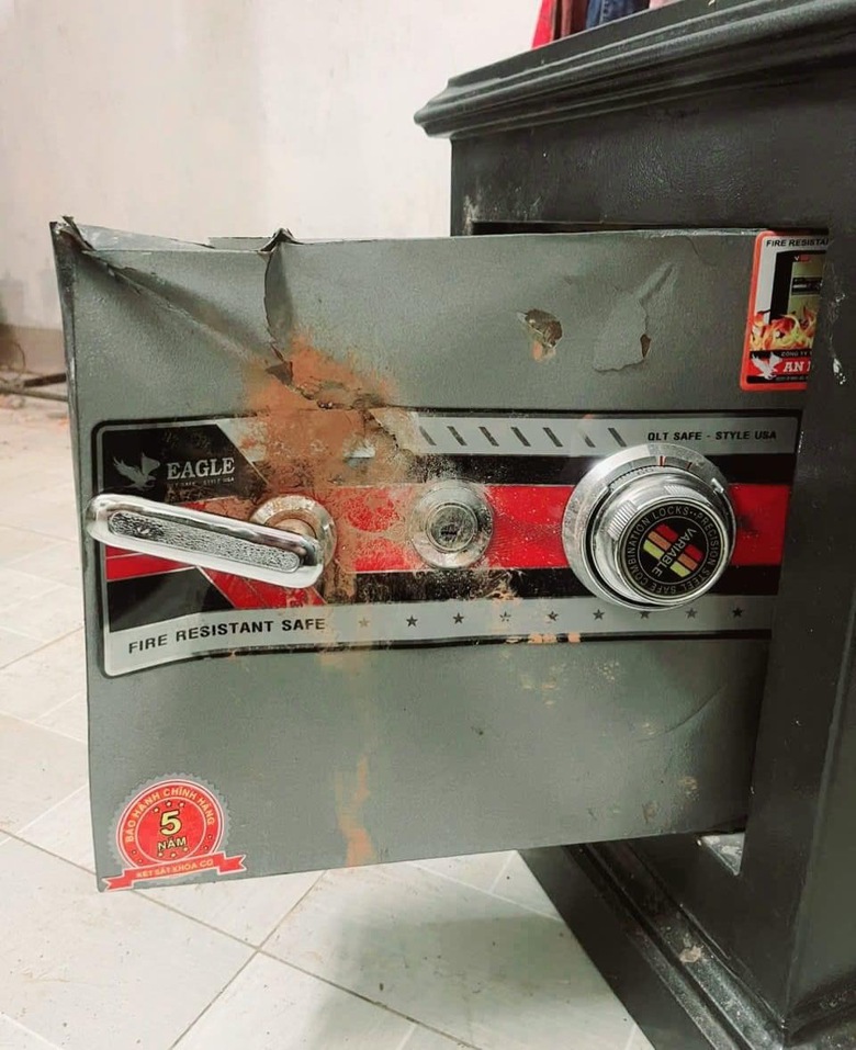 T&aacute;o tợn đục tường v&agrave;o nh&agrave; trộm tiền v&agrave;ng trong k&eacute;t sắt- Ảnh 2.