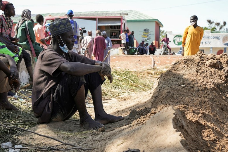 Khoảnh khắc xe bồn tại Nigeria ch&aacute;y rừng rực, &iacute;t nhất 147 người thiệt mạng- Ảnh 1.