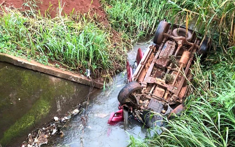 Xe b&aacute;n tải lật ngửa dưới mương nước, 3 người tử vong, 2 người bị thương