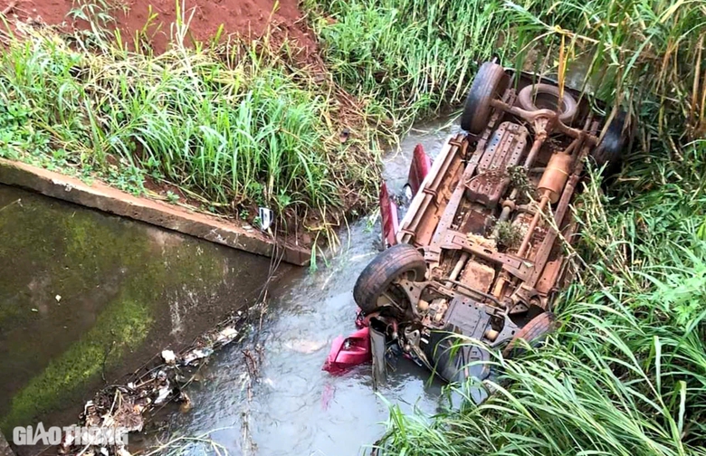 Xe bán tải lật ngửa dưới mương nước, 3 người tử vong, 2 người bị thương- Ảnh 1. Xe bán tải lật ngửa dưới mương nước, 3 người tử vong, 2 người bị thương- Ảnh 1.