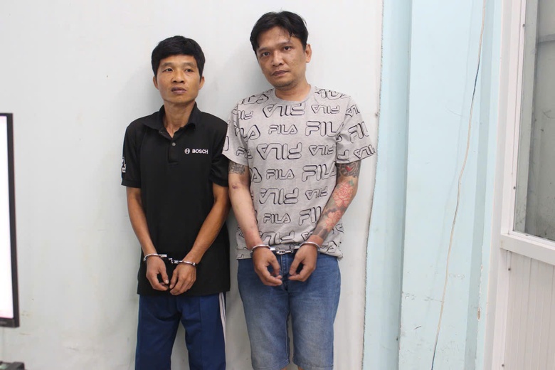 Bắt nhanh hai đối tượng cướp giật tài sản của du khách nước ngoài trên phố- Ảnh 1. Bắt nhanh hai đối tượng cướp giật tài sản của du khách nước ngoài trên phố- Ảnh 1.