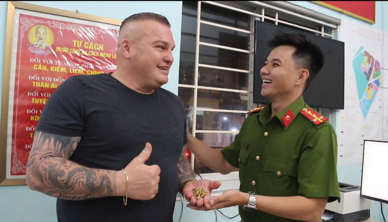 Bắt nhanh hai đối tượng cướp giật tài sản của du khách nước ngoài trên phố- Ảnh 2. Bắt nhanh hai đối tượng cướp giật tài sản của du khách nước ngoài trên phố- Ảnh 2.