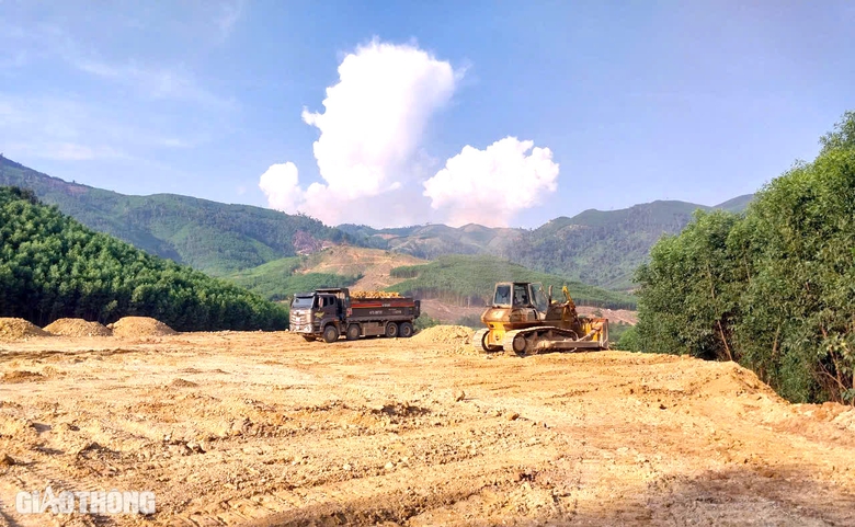 "Xẻ n&uacute;i, bạt đồi" thi c&ocirc;ng cao tốc Kh&aacute;nh H&ograve;a - Bu&ocirc;n Ma Thuột- Ảnh 8.