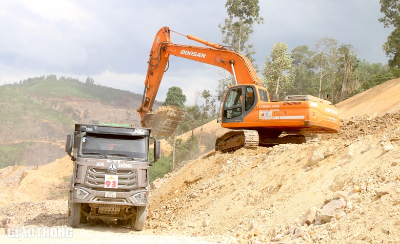 "Xẻ n&uacute;i, bạt đồi" thi c&ocirc;ng cao tốc Kh&aacute;nh H&ograve;a - Bu&ocirc;n Ma Thuột- Ảnh 2.