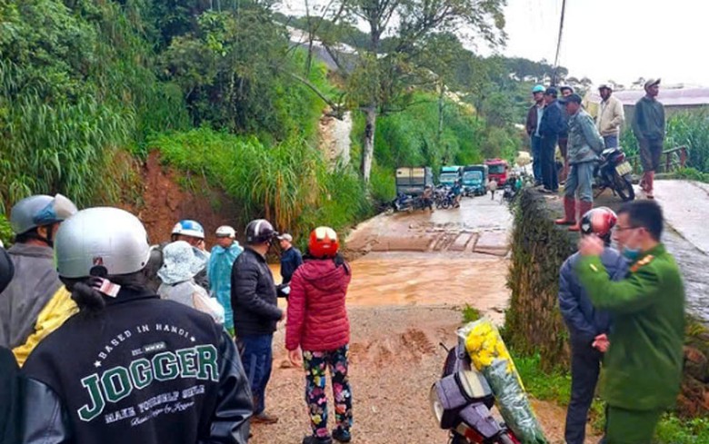 Hiện trường vụ xe tải bị nước suối cuốn, t&agrave;i xế mất t&iacute;ch.