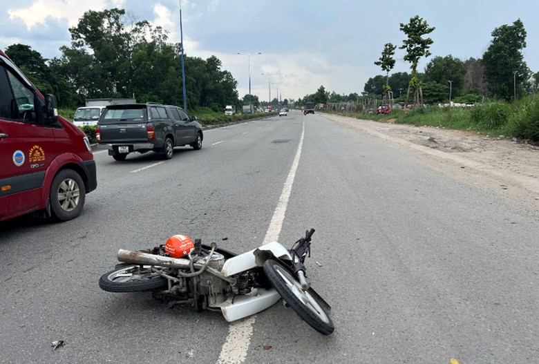 Chiếc xe m&aacute;y của nạn nh&acirc;n tại hiện trường vụ tai nạn.