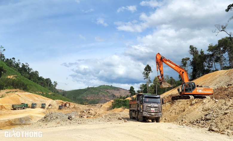 "Xẻ n&uacute;i, bạt đồi" thi c&ocirc;ng cao tốc Kh&aacute;nh H&ograve;a - Bu&ocirc;n Ma Thuột- Ảnh 11.