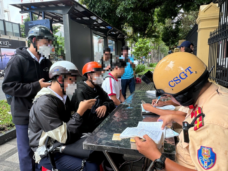 Gần 300 học sinh ở TP.HCM bị xử lý vi phạm giao thông trong một ngày- Ảnh 1. Gần 300 học sinh ở TP.HCM bị xử lý vi phạm giao thông trong một ngày- Ảnh 1.