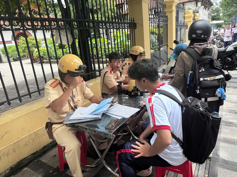 Gần 300 học sinh ở TP.HCM bị xử lý vi phạm giao thông trong một ngày- Ảnh 2. Gần 300 học sinh ở TP.HCM bị xử lý vi phạm giao thông trong một ngày- Ảnh 2.