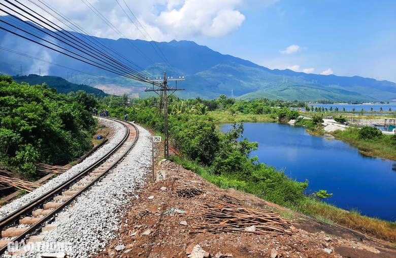 Kiểm tra hiện trường đảm bảo ATGT đường sắt Bắc - Nam qua huyện Ph&uacute; Lộc- Ảnh 1.