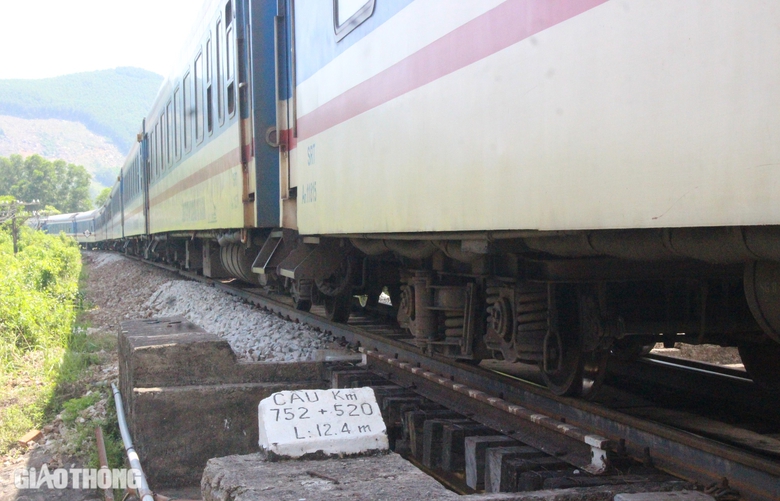 Kiểm tra hiện trường đảm bảo ATGT đường sắt Bắc - Nam qua huyện Ph&uacute; Lộc- Ảnh 4.