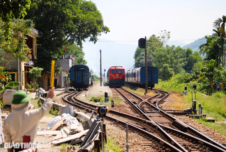 Kiểm tra hiện trường đảm bảo ATGT đường sắt Bắc - Nam qua huyện Ph&uacute; Lộc- Ảnh 3.