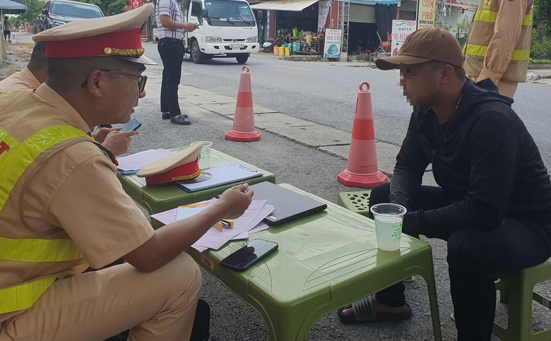 Học sinh vi phạm giao thông, phụ huynh được mời đến nghe tuyên truyền luật- Ảnh 3. Học sinh vi phạm giao thông, phụ huynh được mời đến nghe tuyên truyền luật- Ảnh 3.