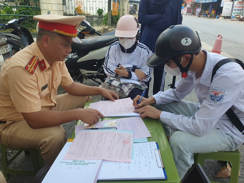 Học sinh vi phạm giao thông, phụ huynh được mời đến nghe tuyên truyền luật- Ảnh 2. Học sinh vi phạm giao thông, phụ huynh được mời đến nghe tuyên truyền luật- Ảnh 2.