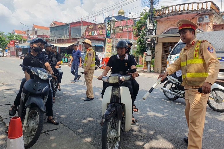 Học sinh vi phạm giao thông, phụ huynh được mời đến nghe tuyên truyền luật- Ảnh 1. Học sinh vi phạm giao thông, phụ huynh được mời đến nghe tuyên truyền luật- Ảnh 1.