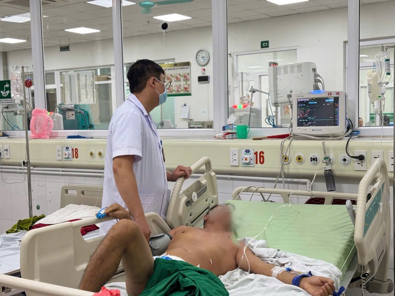 Cả gia đ&igrave;nh nhập viện cấp cứu v&igrave; nhiễm khuẩn sau mưa lũ- Ảnh 1.