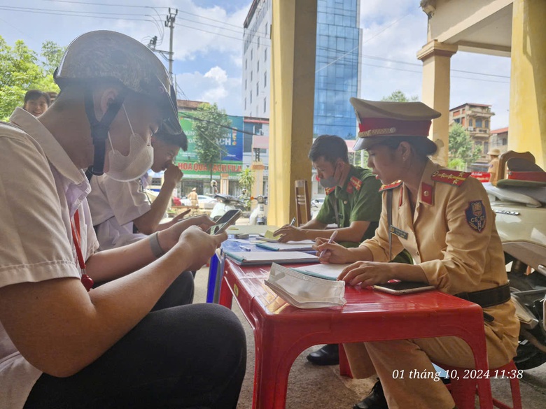 H&agrave;ng trăm học sinh Th&aacute;i Nguy&ecirc;n ngỡ ng&agrave;ng khi bị CSGT tạm giữ phương tiện- Ảnh 3.