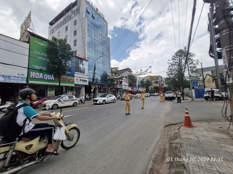 H&agrave;ng trăm học sinh Th&aacute;i Nguy&ecirc;n ngỡ ng&agrave;ng khi bị CSGT tạm giữ phương tiện- Ảnh 2.