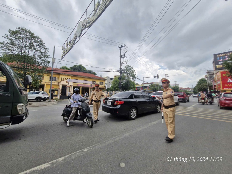 H&agrave;ng trăm học sinh Th&aacute;i Nguy&ecirc;n ngỡ ng&agrave;ng khi bị CSGT tạm giữ phương tiện- Ảnh 1.