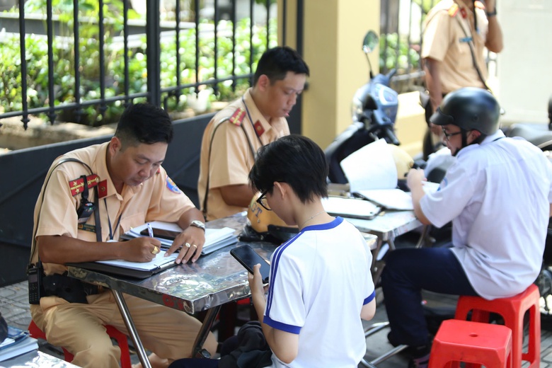 Gần 300 học sinh ở TP.HCM bị xử lý vi phạm giao thông trong một ngày- Ảnh 3. Gần 300 học sinh ở TP.HCM bị xử lý vi phạm giao thông trong một ngày- Ảnh 3.