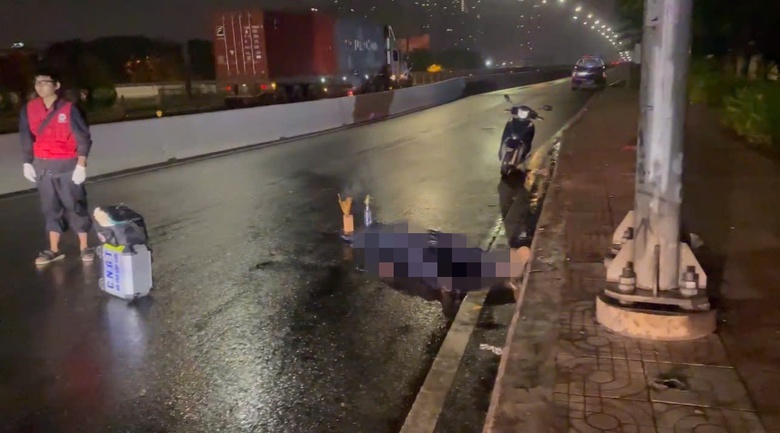 Người phụ nữ ng&atilde; xe m&aacute;y tử vong ở ch&acirc;n cầu S&agrave;i G&ograve;n- Ảnh 1.